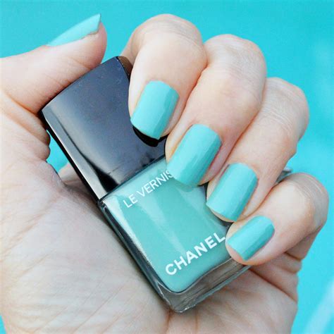 chanel verde pastello nail polish